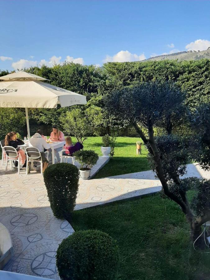 Hotel Vila Arbri Berat Bagian luar foto