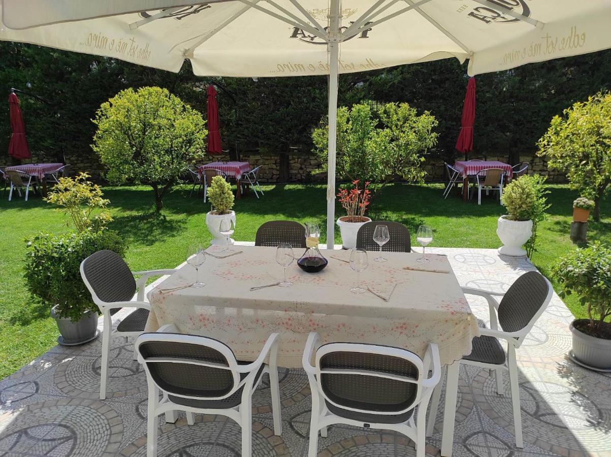 Hotel Vila Arbri Berat Bagian luar foto