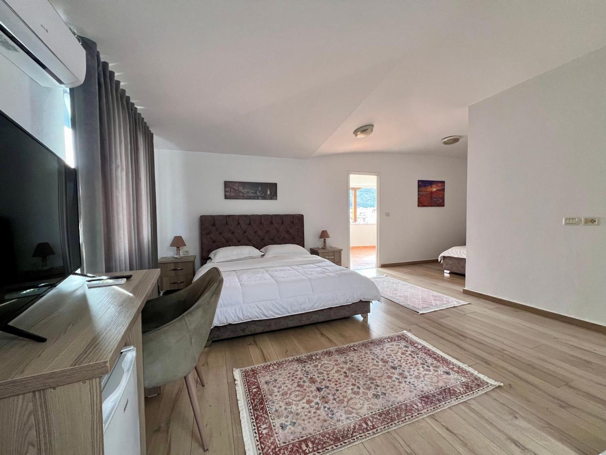 Hotel Vila Arbri Berat Bagian luar foto